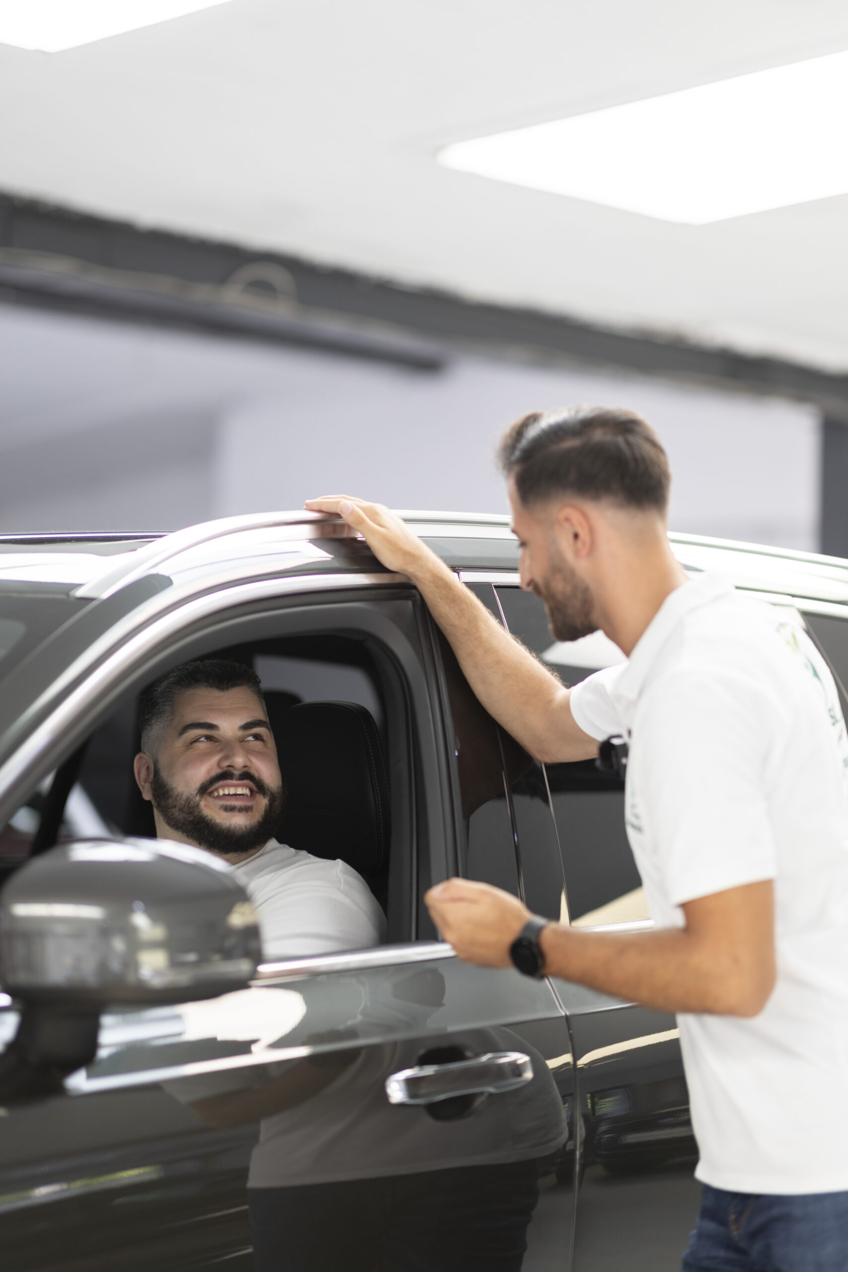 Mitarbeiter von iTrust Automobile berät einen Kunden bei dem Autoankauf in Solingen.