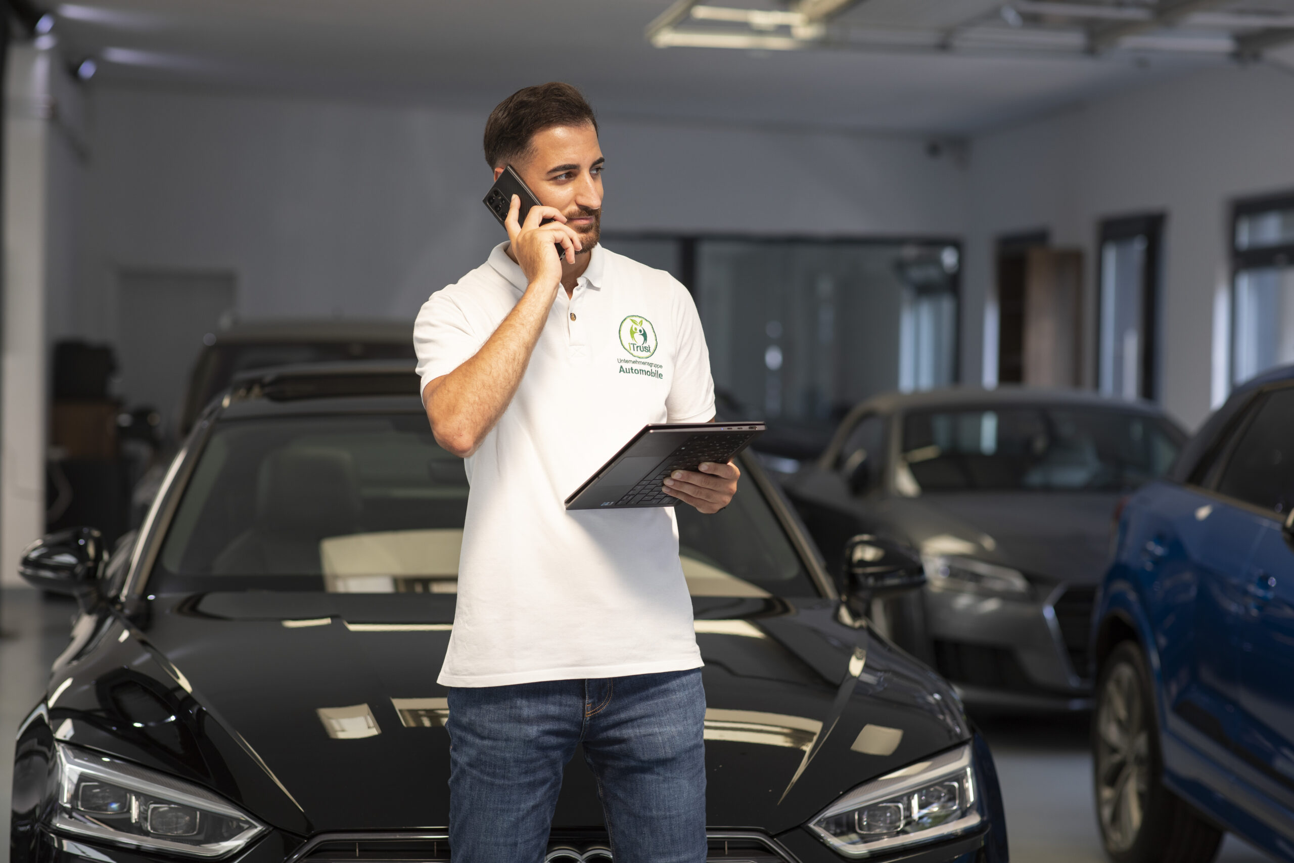 Kontakt iTrust Automobile: Suleyman Tün führt ein telefonisches Kundengespräch im Autohaus in Solingen.
